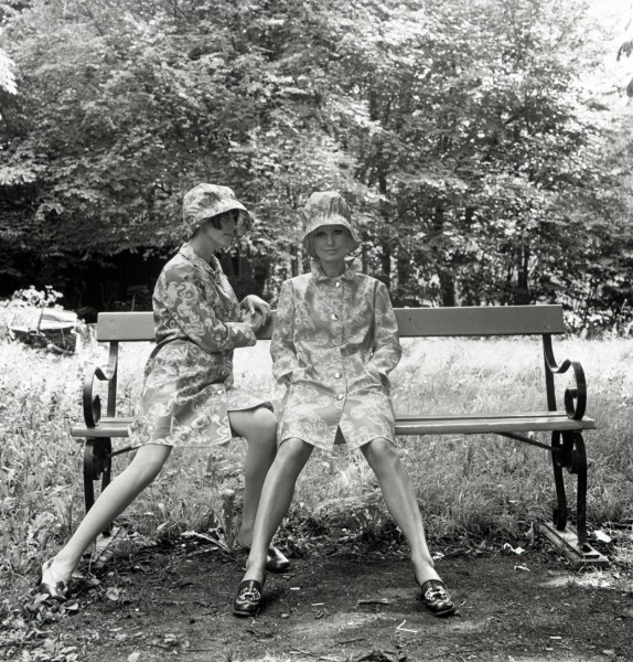 To unge modeller i moteriktig regntøy fra Helly Hansens kolleksjon Rain Colour Look 1969/70. Fotograf Egil Martinsen / Helly Hansen-samlingen ved Moss by- og industrimuseum.