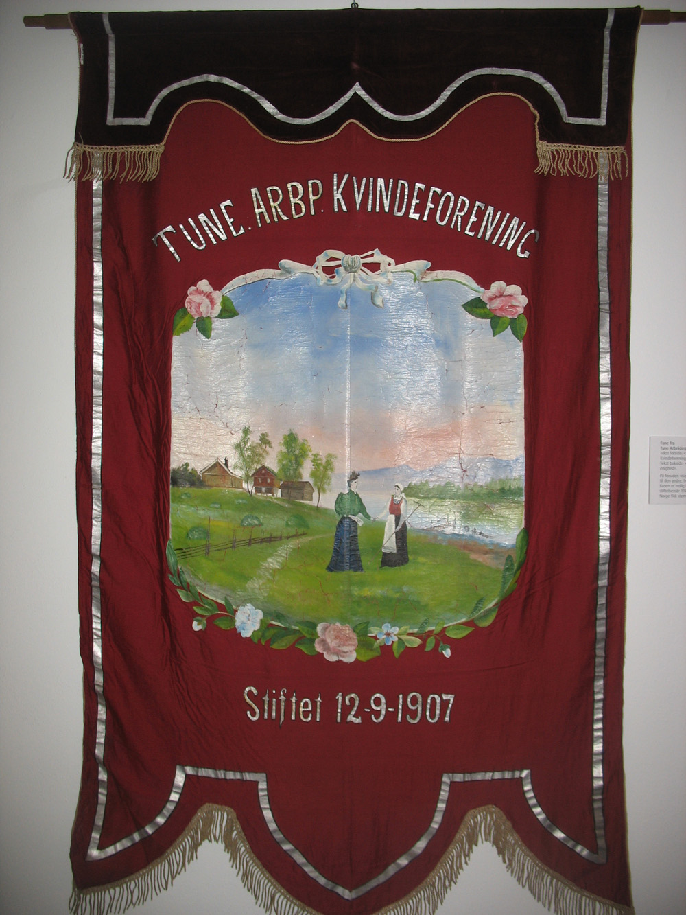 Fane fra Tune Arbeiderpartis Kvindeforening (BrM.13819), formidler: Kjell Øyvind Hansen (AOF), foto: Mona Beate Buckholm Vattekar