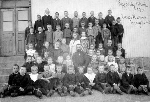 Spjærøy skole 1891. Vi ser flere av barna har skobesparere. Foto: Kystmuseet Hvaler