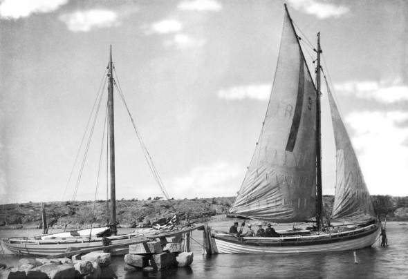 Losbåt og Hvalerskøyta, fotografert på Hvaler ca. 1900-10. Fotograf ukjent / Østfold fylkes billedarkiv. ØFB.1981-914
