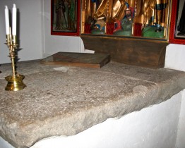 Delene av Tune middelalderkirkes alterstein ble benyttet for å lage alterstein i Olavskapellet. Foto: Mona Beate Vattekar