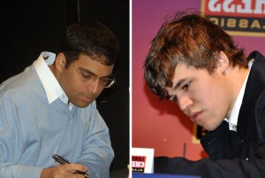 Til venstre: Viswanathan Anand VM i sjakk 2008. Foto: Ygrek, Wikimedia Commons. Til høyre: Magnus Carlsen London Chess Classic 2010. Foto: Paweł Grochowalski, Wikimedia Commons